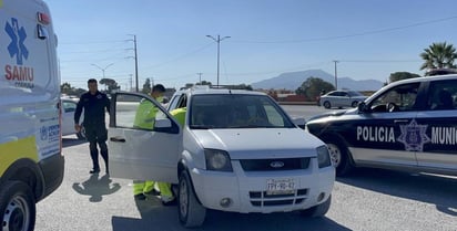 Policías de Saltillo reciben a bebé que nació en camioneta; padres viajaban desde General Cepeda