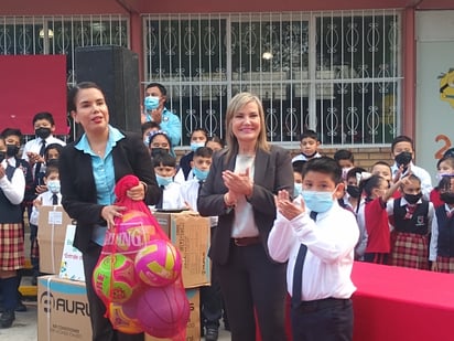 Alcaldesa realiza saludo a la bandera en 'Miguel Hidalgo'