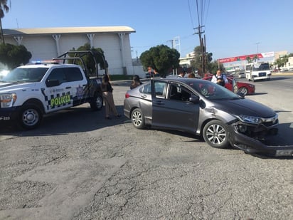 Cafre choca a mujeres que viajaban en Honda en la colonia Guadalupe de Monclova