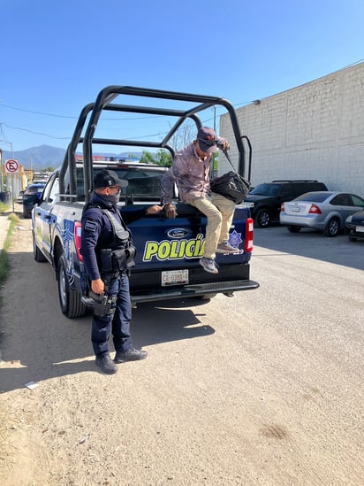 Policía Municipal sorprende a hombre drogándose y lo arrestan