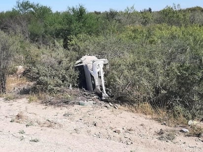 Mujer vuelca en la carretera Nava-Villa Unión 