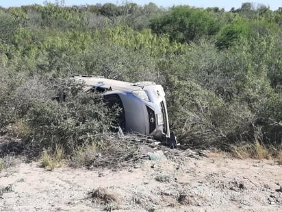 Mujer vuelca en la carretera Nava-Villa Unión