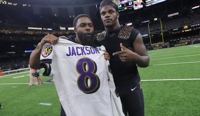 Noche de victoria y récord para Lamar Jackson; el quinto quarterback con más yardas terrestres