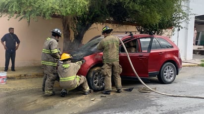 Se incendia camioneta en circulación en la colonia Guadalupe de Monclova 