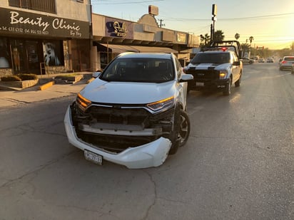 Conductor invade carril y choca en la colonia Guadalupe de Monclova