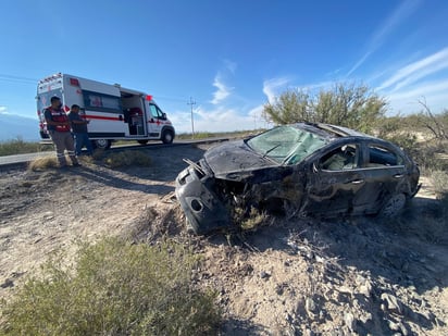 Conductor vuelca en la carretera Cuatrociénegas-Ocampo