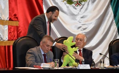 Perredista regala dinosaurio de peluche a Manuel Bartlett y lo llama 'traidor a la patria'