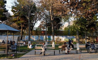 Talibanes prohíben a las mujeres ir al gimnasio y a los parques en Afganistán