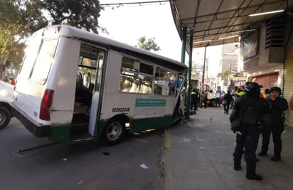 Le fallan los frenos a micro y choca contra poste; reportan 10 lesionados en la GAM 