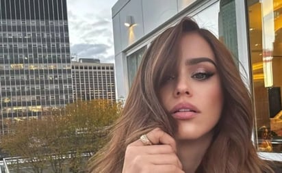 Yanet García sufre accidente con sus medias en su look otoñal