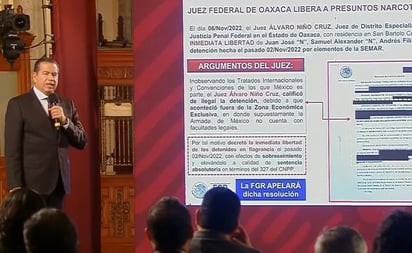 Subsecretario de Seguridad exhibe ante AMLO a juez por liberar a 'presuntos traficantes de altamar'