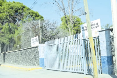 Tratadora de aguas se queda sin luz; Pestilencia inunda casas aledañas.