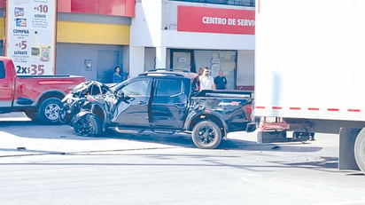 Conductor estrella su camioneta con camión de carga