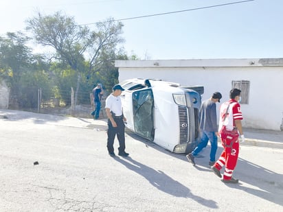 Camioneta es chocada por auto y vuelca