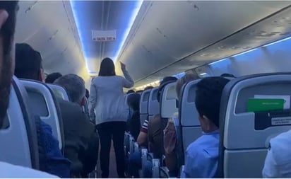 Protestan contra AMLO en pleno vuelo: '¡Estás destruyendo al país!', le gritan