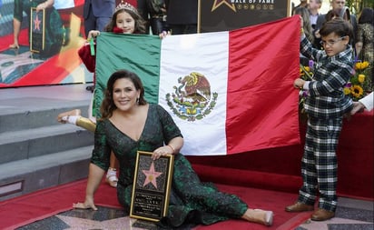 Angélica Vale recibe su estrella en Hollywood entre familiares, amigos y besos