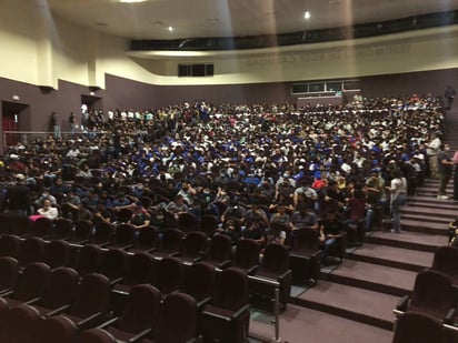 Jóvenes reciben conferencia de superación personal y profesional 