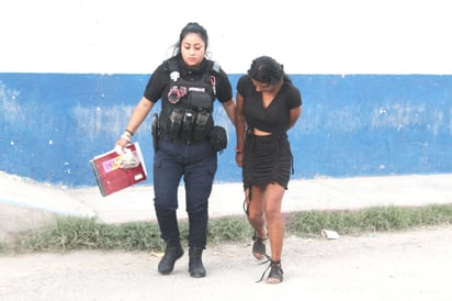 Mujer golpea a sus hijas al estar drogada 