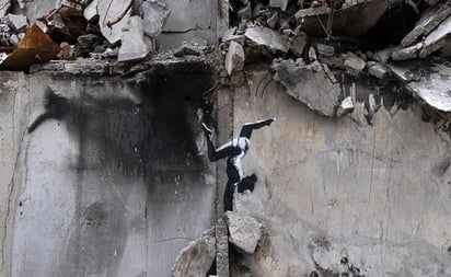 Banksy pinta grafiti en ciudad ucraniana bombardeada por Rusia