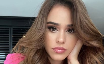 Yanet García modela lencería gótica con aplicaciones de joyería 