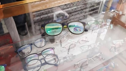 ¿Necesidad o moda? Cada vez más jóvenes usan lentes