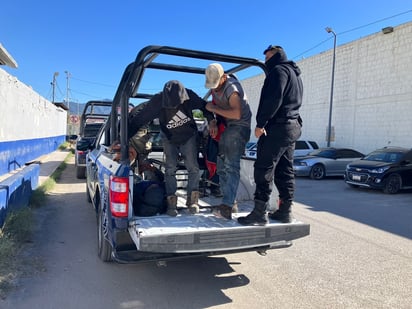 Preventivos arrestan a cinco hombres por tomar en la vía pública en Monclova