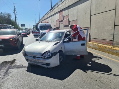 Vehículo donde viajaba familia choca en  puente