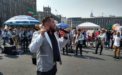 Con banda celebran el cumpleaños de AMLO frente a Palacio Nacional