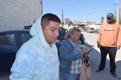 Taxistas se ensañan con madre e hijo: A pedradas y batazos