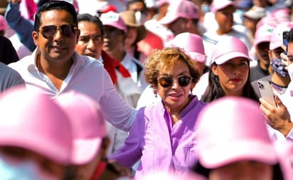 '¡Ni un paso atrás!': Elba Esther Gordillo asiste a marcha en defensa del INE