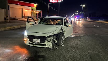 Peritos en accidentes atienden choque frente al teatro de la ciudad en Monclova