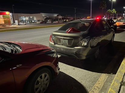 Choque por alcance arroja severos daños en el Boulevard pape en Monclova