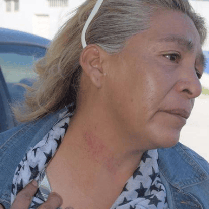 Taxistas se ensañan con madre e hijo