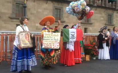 'Las Adelitas' le cantan las mañanitas a AMLO frente a Palacio Nacional