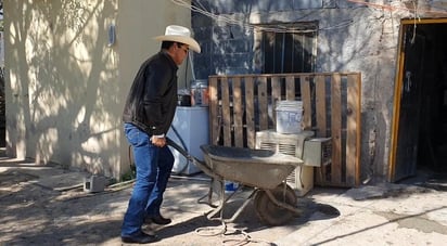 Beto Villarreal y sids entregan obra social a familia en Cuatro ciénegas 