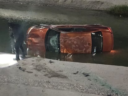 Avenger vuelca y cae al fondo del Río Monclova