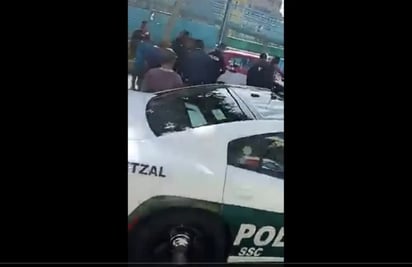 VIDEO: Taxista embiste a varios policías y huye en Iztapalapa