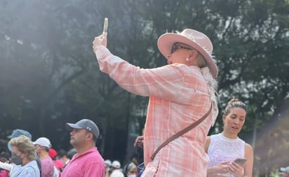 Tras ser exhibida por AMLO, Laura Zapata comparte foto con 'señora de Tláhuac' en marcha por el INE