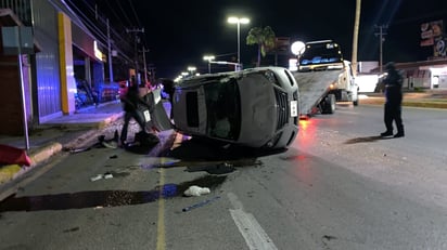 Conductor choca contra lote de autos y vuelca en Monclova