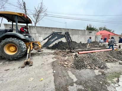 Simas acude a atender reportes de aguas negras en colonia