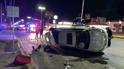 Conductor choca con lote de autos y vuelca