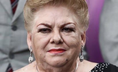 Paquita la del Barrio enciende las alarmas tras aparecer en el escenario cantando en una silla