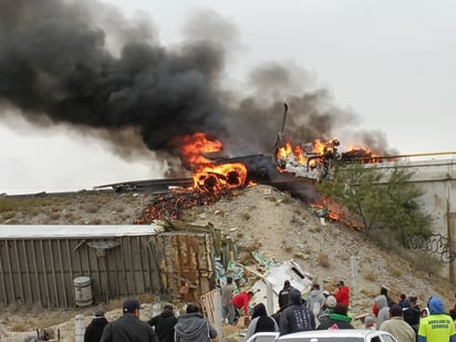 Tráiler vuelca y se incendia en el Libramiento Norponiente de Ramos Arizpe