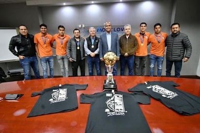 Alcalde felicita al campeón, Club de futbol Calor 