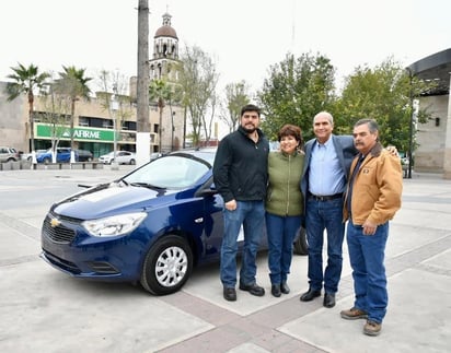 Arnaldo de la Rosa, recibe en manos del alcalde, el auto que se rifo en el 21 K