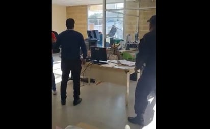 VIDEO: Detenido aprovecha descuido, amaga a personal y escapa de juzgado en Chapala, Jalisco