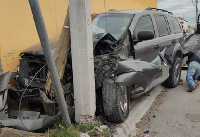 Despistada mujer no respeta señalamiento de alto y se impacta su camioneta, luego choca contra dos postes