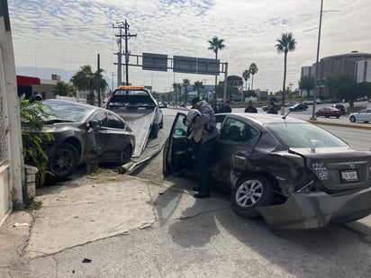 Veloz conductor choca contra auto, poste y señalamiento en la Zona Centro