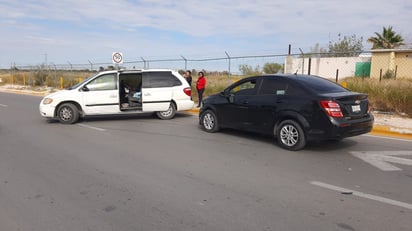 Conductor omite luz roja de semáforo y provoca choque