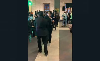 La maestra Delfina da clases... pero de baile tropical en evento del Senado